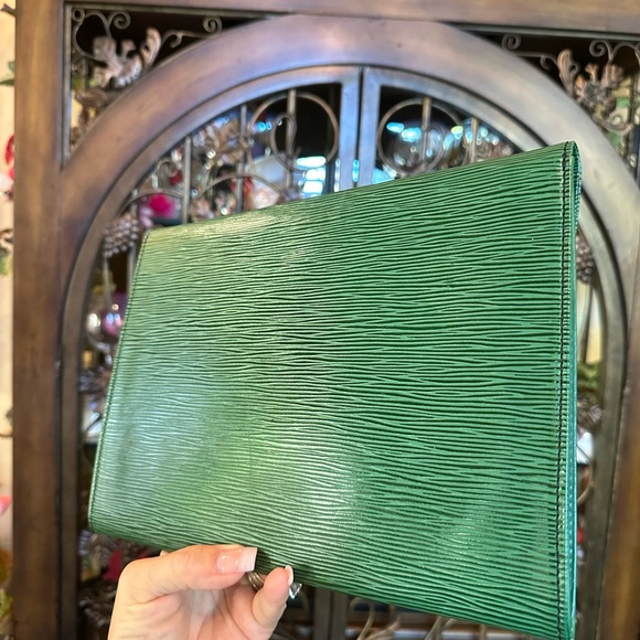 Beautiful Louis Vuitton Lena Epi Clutch - Picture 12 of 14